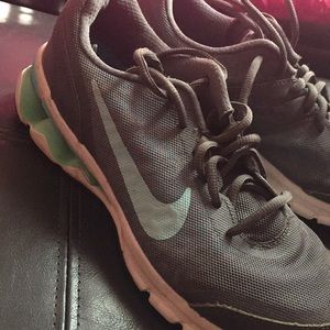 Women’s Nike tennis shoes